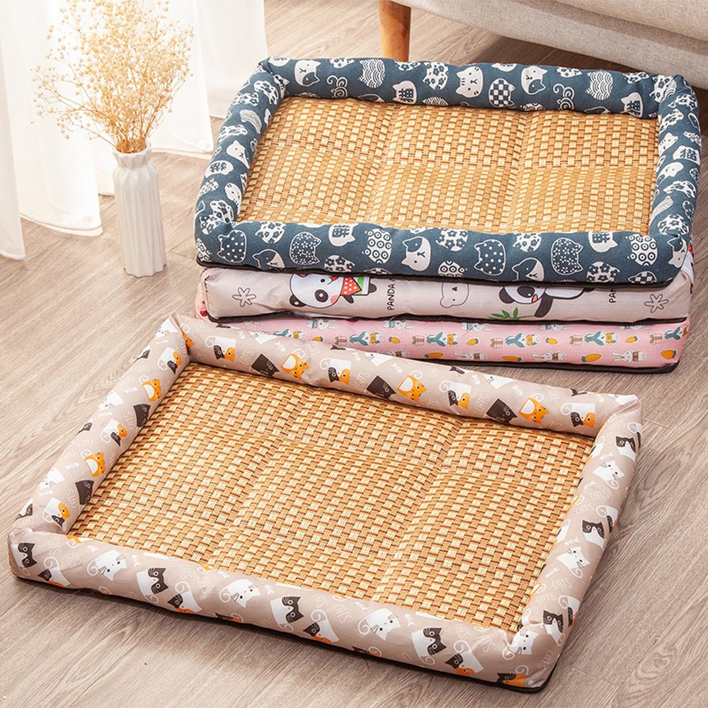 Tapis rafraichissant Chien vide empilés sur le sol du salon proposant quatre couleurs