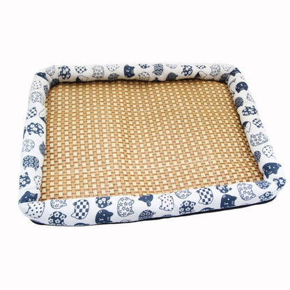Tapis rafraichissant Chien blanc/motifs bleus vide ur fond blanc