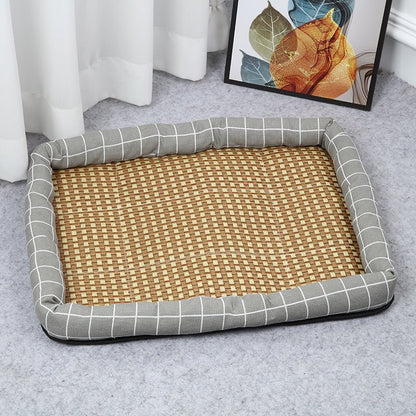 Tapis rafraichissant Chien gris/carrauté vide sur le sol
