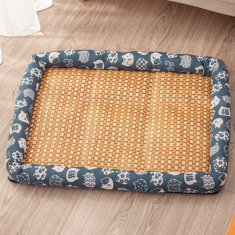 Tapis rafraichissant Chien bleu vide sur le sol du salon