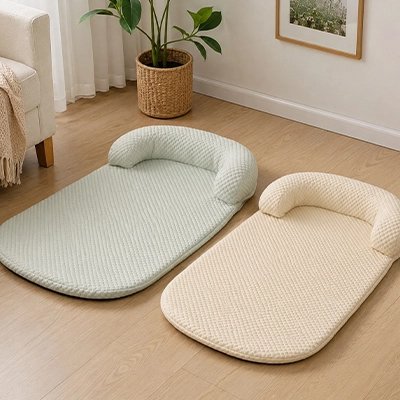 Tapis rafraichissant Chien vert et jaune vide sur le sol