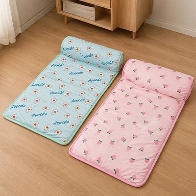 Tapis rafraîchissant Chien vert et un rose vide sur le sol 