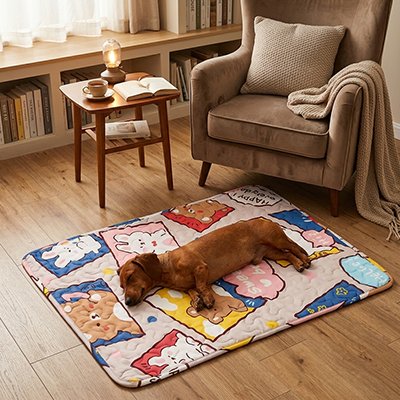 Tapis rafraichissant pour Chien Beige/multicolore/animales  sur plancher bois franc salon avec chien se reposant